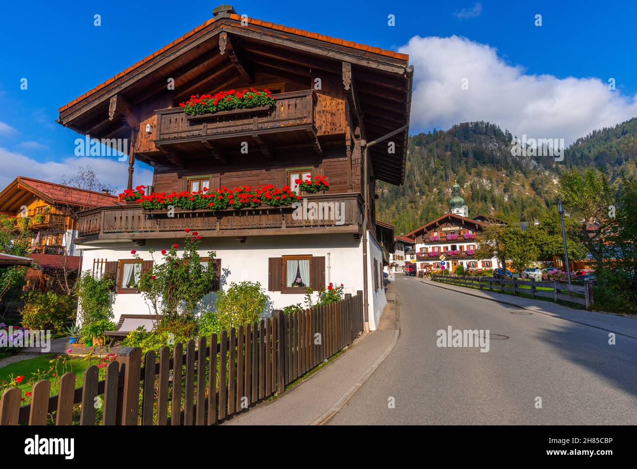 La cittadina di Reit im Winkl con le sue tipiche case bavaresi, Reit im Winkl, regione di Chiemgau, Baviera, Alpi bavaresi, Germania meridionale, Europa Foto Stock