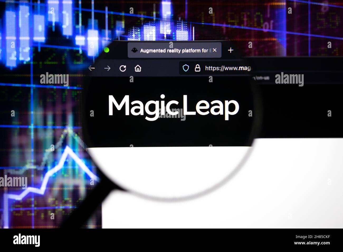 Magic LEAP Company logo su un sito web, visto su uno schermo del computer attraverso una lente d'ingrandimento. Foto Stock