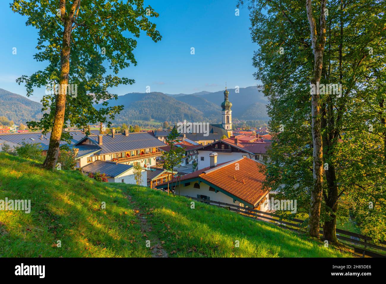 Vista sul popolare e turistico villaggio termale climatico Reit im Winkl, regione di Chiemgau, alta Baviera, Germania meridionale, Europa Foto Stock
