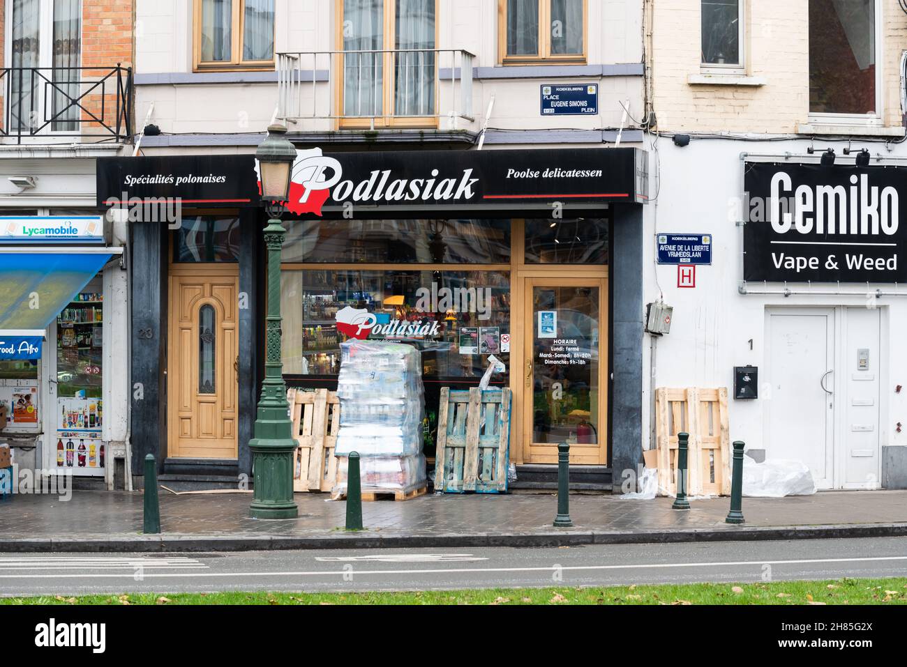 Koekelberg, Brussels Capital Region, Belgio - 11 19 2021: Minimarket polacco e negozio di vapore alla rotonda di Simonis Foto Stock