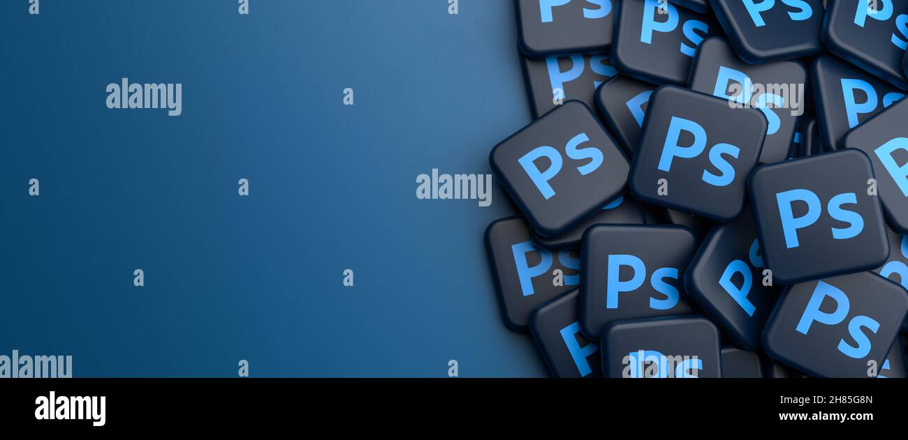 Logo del programma software di editing di foto e immagini Adobe Photoshop - parte principale della Creative Cloud Apps Suite su un heap su un tavolo. Spazio di copia. Foto Stock