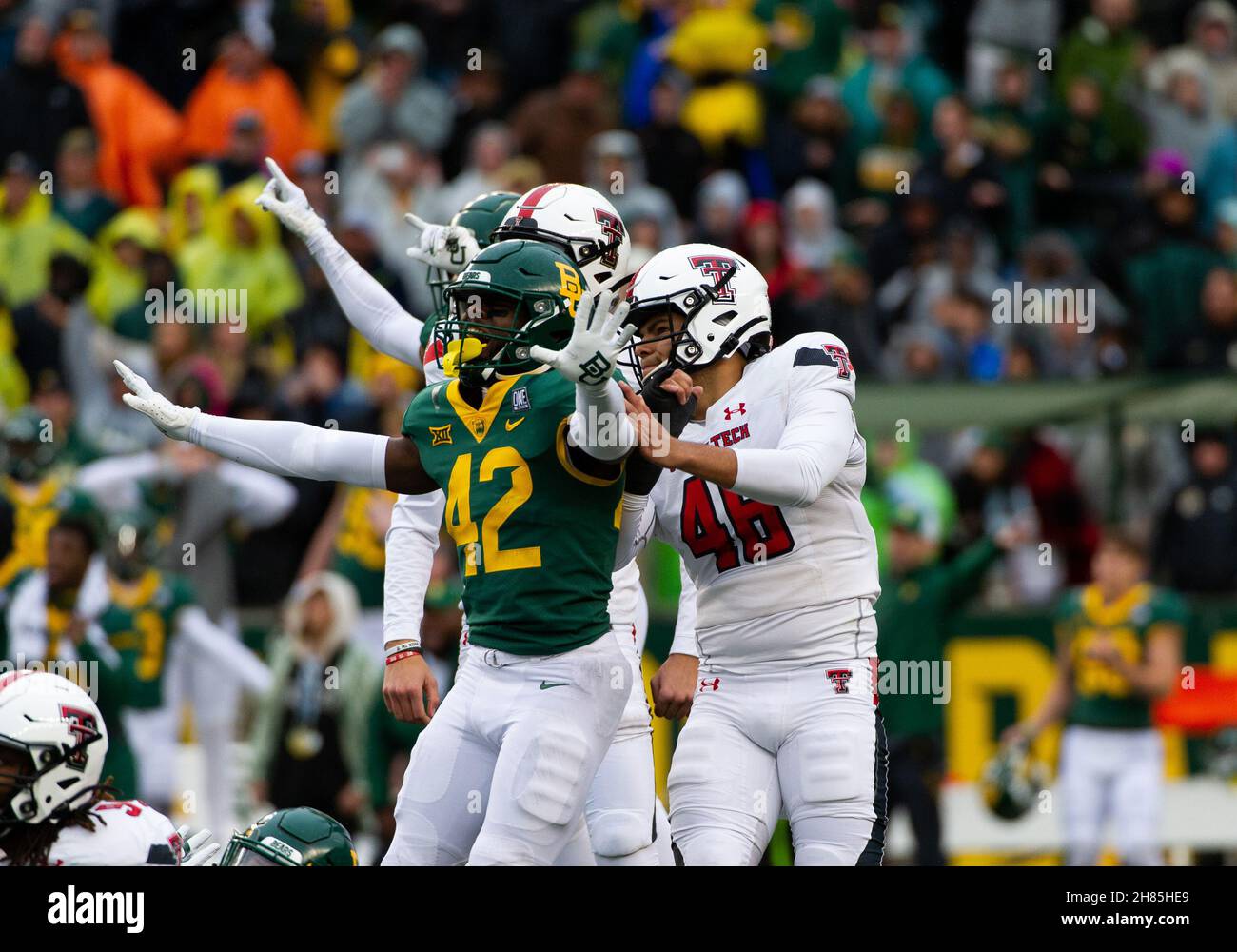 Waco, Texas, Stati Uniti. 27 novembre 2021. Baylor Bears Safety Jairon McVea (42) festeggia il Texas Tech Red Raiders Place kicker Jonathan Garibay (46) perdendo un obiettivo di campo alla fine del durante la seconda metà della partita di calcio NCAA tra i Texas Tech Red Raiders e Baylor Bears al McLane Stadium di Waco, Texas. Matthew Lynch/CSM/Alamy Live News Foto Stock Waco, Texas, Stati Uniti. 27 novembre 2021. Baylor Bears Safety Jairon McVea (42) festeggia il Texas Tech Red Raiders Place kicker Jonathan Garibay (46) perdendo un obiettivo di campo alla fine del durante la seconda metà della partita di calcio NCAA tra i Texas Tech Red Raiders e Baylor Bears al McLane Stadium di Waco, Texas. Matthew Lynch/CSM/Alamy Live News Foto Stock