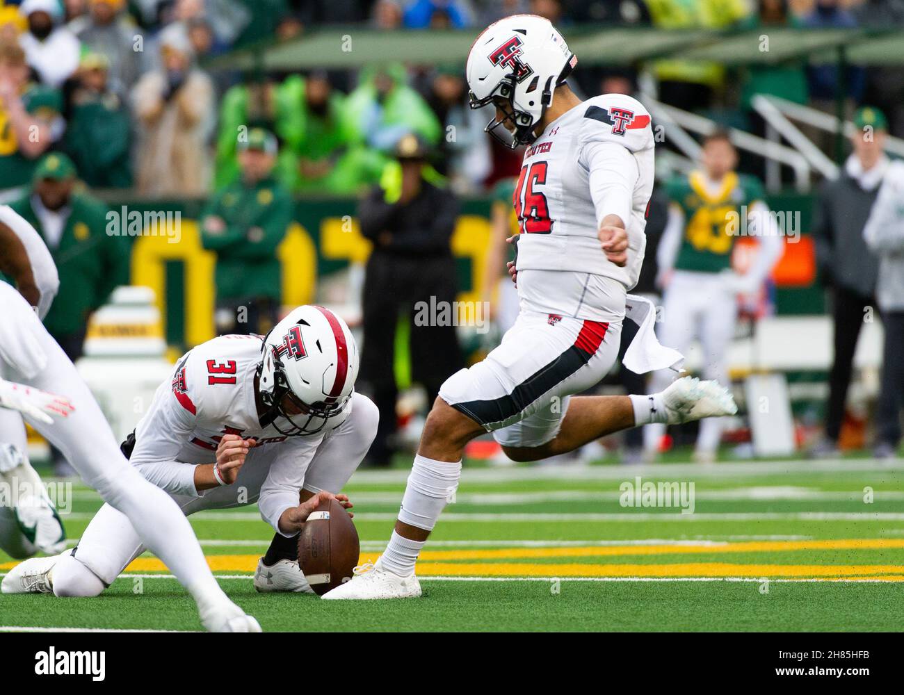 Waco, Texas, Stati Uniti. 27 novembre 2021. Texas Tech Red Raiders Place kicker Austin McNamara (31) tiene la palla per Texas Tech Red Raiders Place kicker Jonathan Garibay (46) alla fine del quarto trimestre della partita di calcio NCAA tra i Texas Tech Red Raiders e Baylor Bears al McLane Stadium di Waco, Texas. Matthew Lynch/CSM/Alamy Live News Foto Stock Waco, Texas, Stati Uniti. 27 novembre 2021. Texas Tech Red Raiders Place kicker Austin McNamara (31) tiene la palla per Texas Tech Red Raiders Place kicker Jonathan Garibay (46) alla fine del quarto trimestre della partita di calcio NCAA tra i Texas Tech Red Raiders e Baylor Bears al McLane Stadium di Waco, Texas. Matthew Lynch/CSM/Alamy Live News Foto Stock