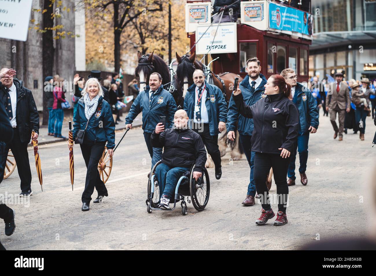 Londra, UK - 2021.11.13: Worshipful Company of Coachmakers & Coach Harness Makers alla sfilata Lord Mayors of London Foto Stock