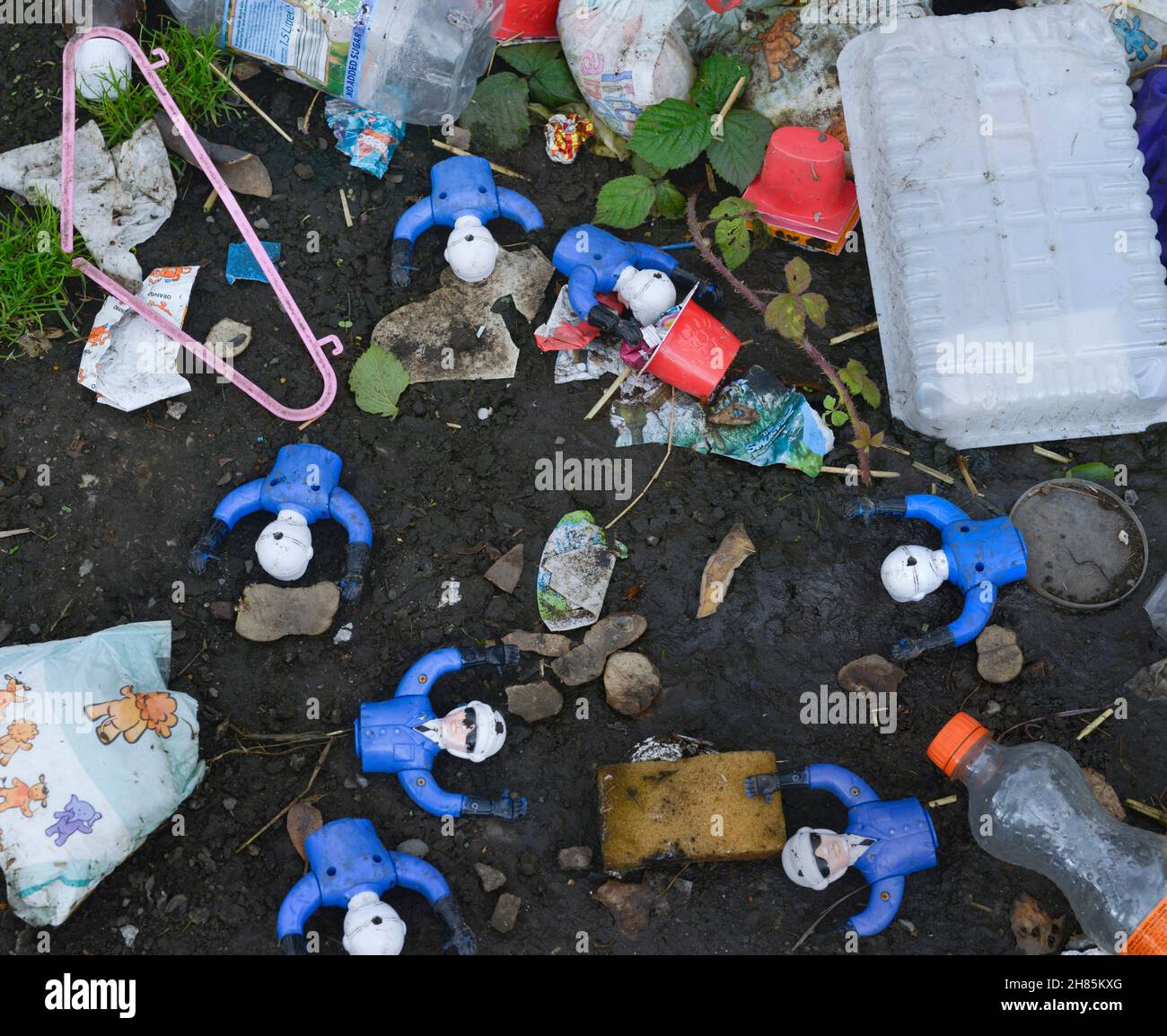 Lettiera di plastica che include un insieme di uomini d'azione senza gambe. Foto Stock