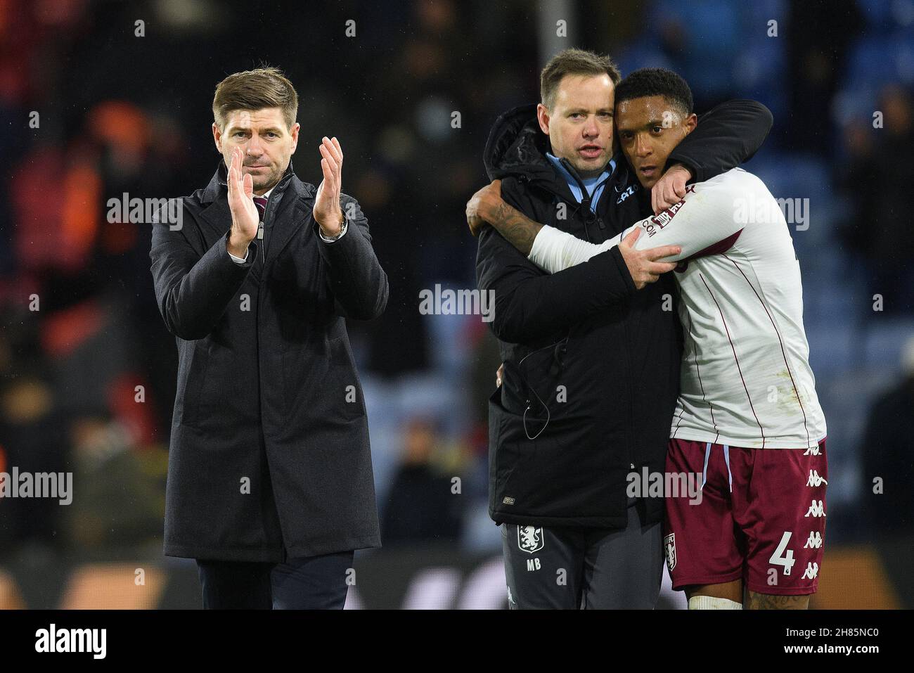 27 novembre - Crystal Palace / Aston Villa - Premier League - Selhurst Park Aston Villa Manager Steven Gerrard saluta i fan di Travelling Villa dopo la partita. Picture Credit : © Mark Pain / Alamy Live News Foto Stock