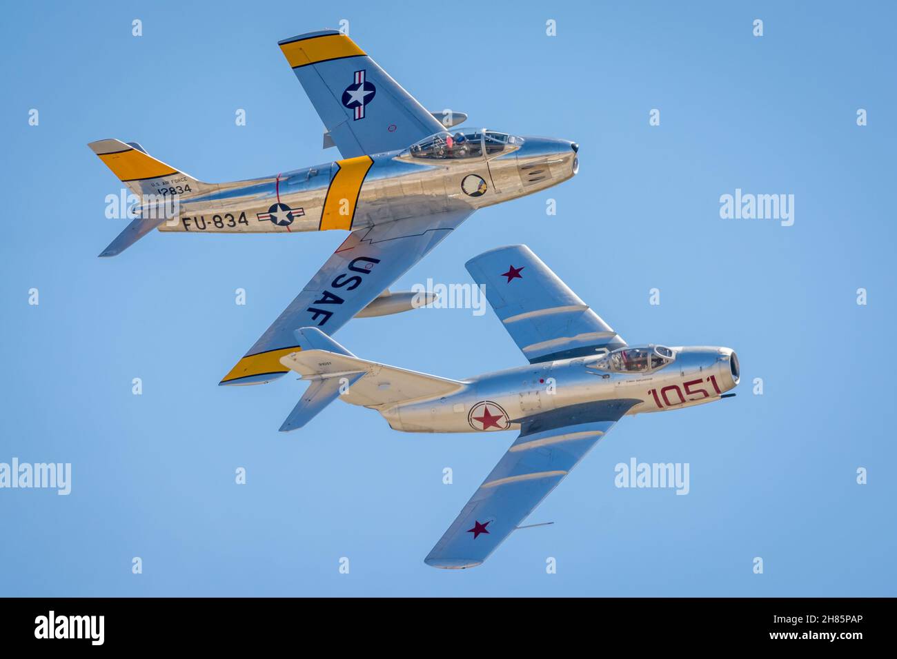 RIVERSIDE, STATI UNITI - 18 apr 2016: F-86 nordamericana Sabre e Mikoyan-Gurevich MIG-15 al Riverside Air Show Foto Stock