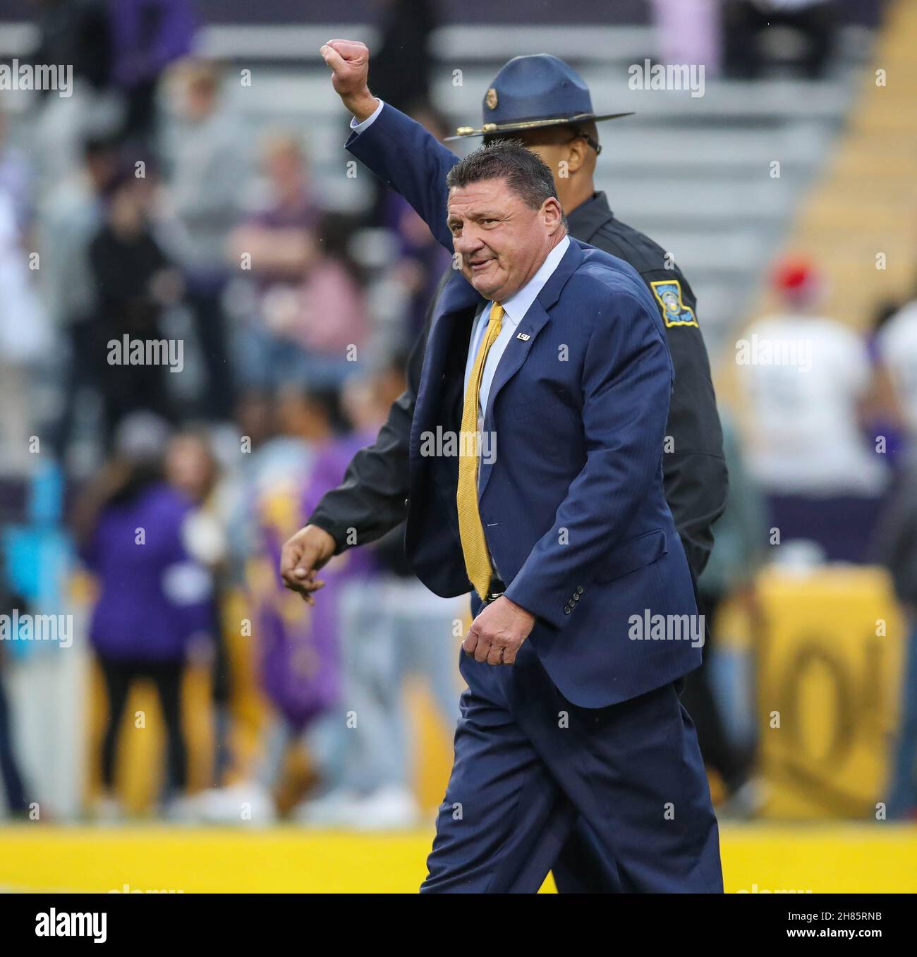 Baton Rouge, LOUISIANA, Stati Uniti. 27 novembre 2021. L'allenatore capo della LSU ed Orgeron cammina sul campo un'ultima volta prima dell'azione di gioco di football della NCAA tra il Texas A&M Aggies e le Tigers della LSU al Tiger Stadium di Baton Rouge, LOUISIANA. Jonathan Mailhes/CSM/Alamy Live News Foto Stock