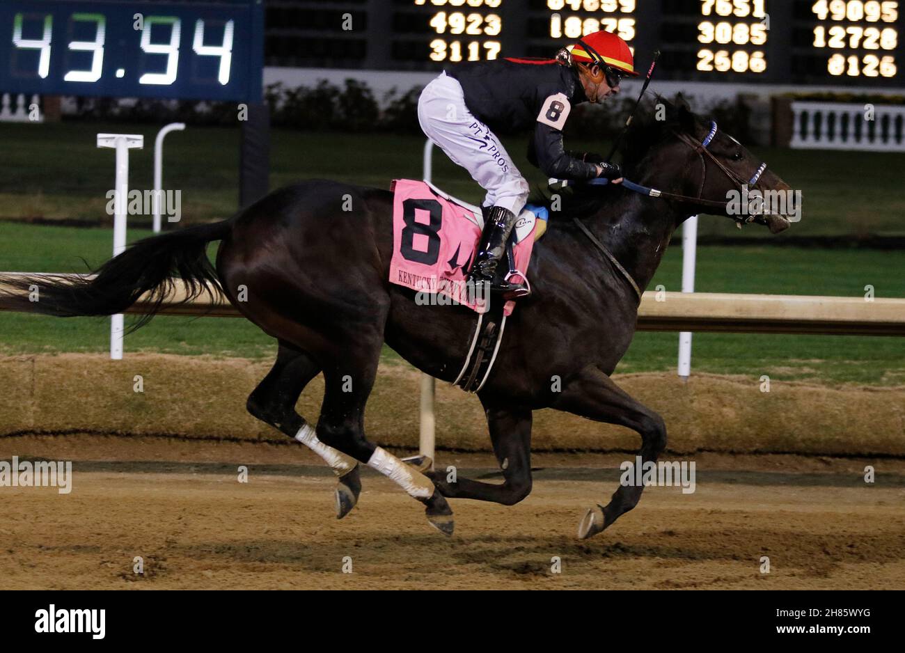 Louisville, Kentucky, Stati Uniti. 27 novembre 2021. Novembre 27 2021: Sorriso felice #8, cavalcato da jockey Corey Lanerie vince il Kentucky Jockey Club Stakes (grado 2), a Churchill Downs a Louisville, K.Y. il 27 novembre 2021. Candice ChavezEclipse SportswireCSM/Alamy Live News Foto Stock