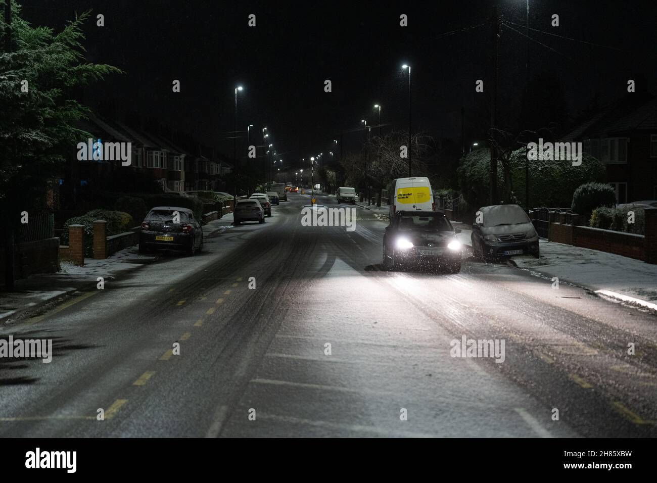 Scarborough, Regno Unito. 27 novembre 2021. Un veicolo che guida su una strada innevata a Middlesbrough.a seguito della sua devastazione nel nord-est dell'Inghilterra, Storm Arwen si spartiva lasciando il posto alla neve, rendendo pericolose le condizioni di guida in tutta la regione. Credit: SOPA Images Limited/Alamy Live News Foto Stock