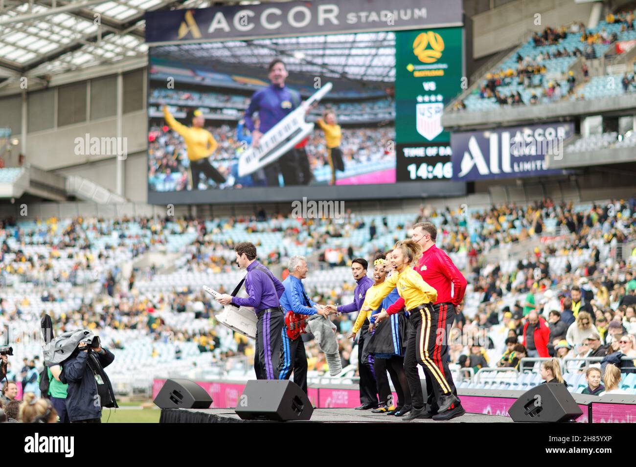 I Wiggles si esibiscono prima della partita una delle serie internazionali amichevole tra l'Australia Matildas e la United States of America Women's National Team allo Stadio Australia il 27 novembre 2021 a Sydney, Australia. Foto Stock