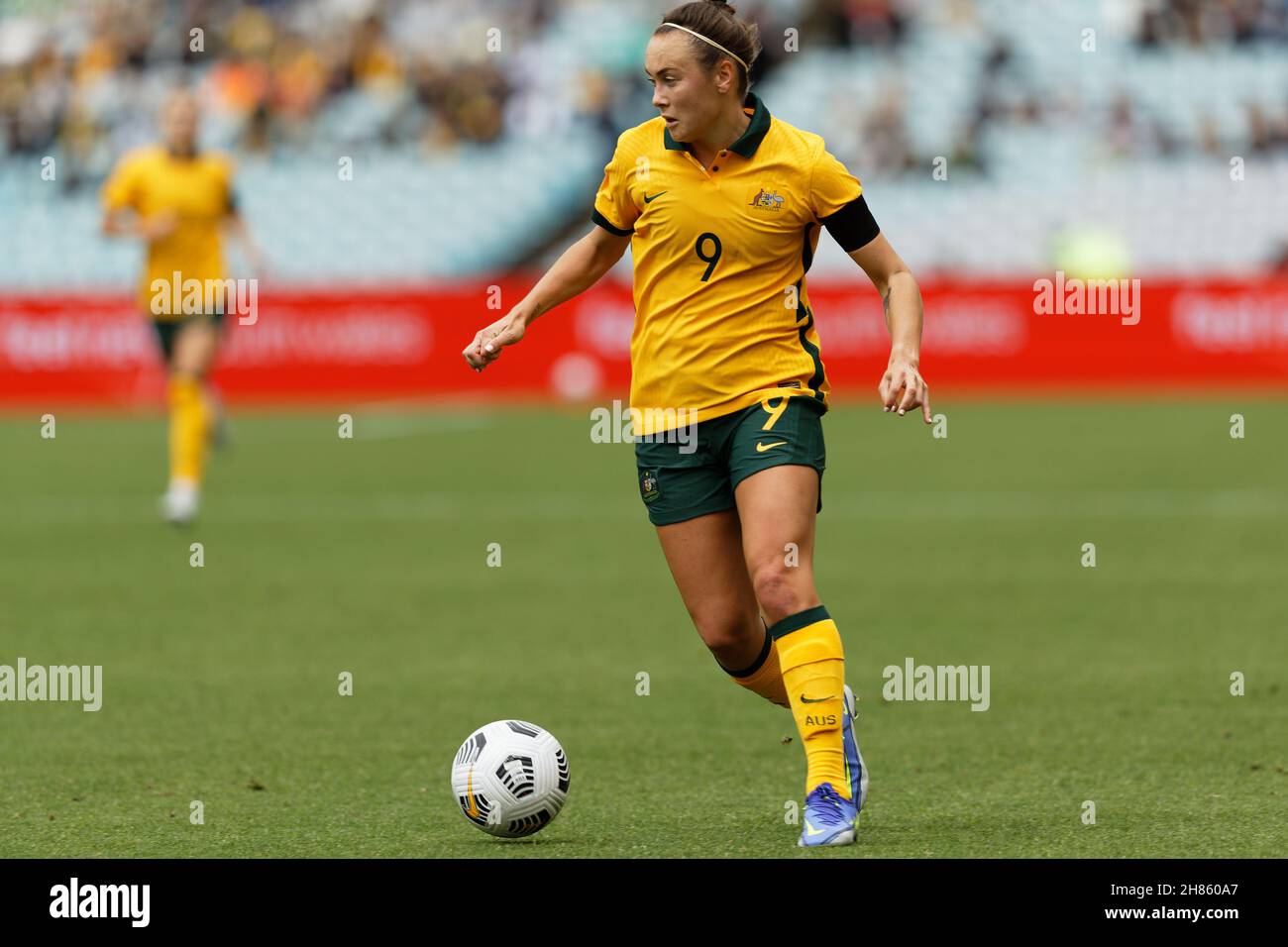 Caitlin Foord dei Matildas che controlla la palla durante il gioco una delle serie internazionale amichevole tra l'Australia Matildas e la squadra nazionale delle donne degli Stati Uniti d'America allo Stadio Australia il 27 novembre 2021 a Sydney, Australia. Foto Stock