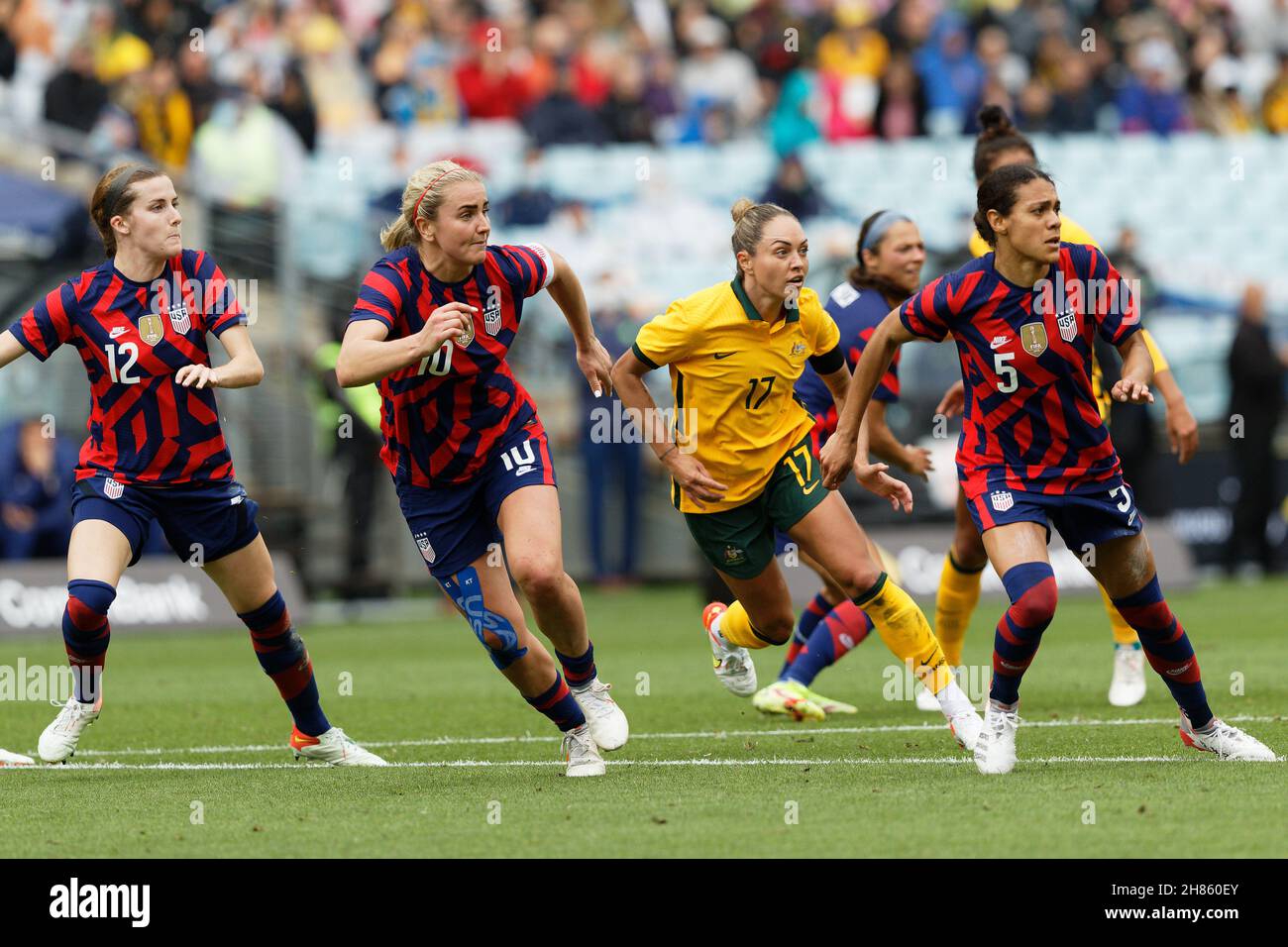 Kyah Simon dei Matildas e Tiered Davidson, Lindsey Horan e Alana Cook degli Stati Uniti tengono d'occhio la palla durante il gioco una delle serie internazionale amichevole tra l'Australia Matildas e la United States of America Women's National Team allo Stadio Australia il 27 novembre 2021 a Sydney, Australia. Foto Stock