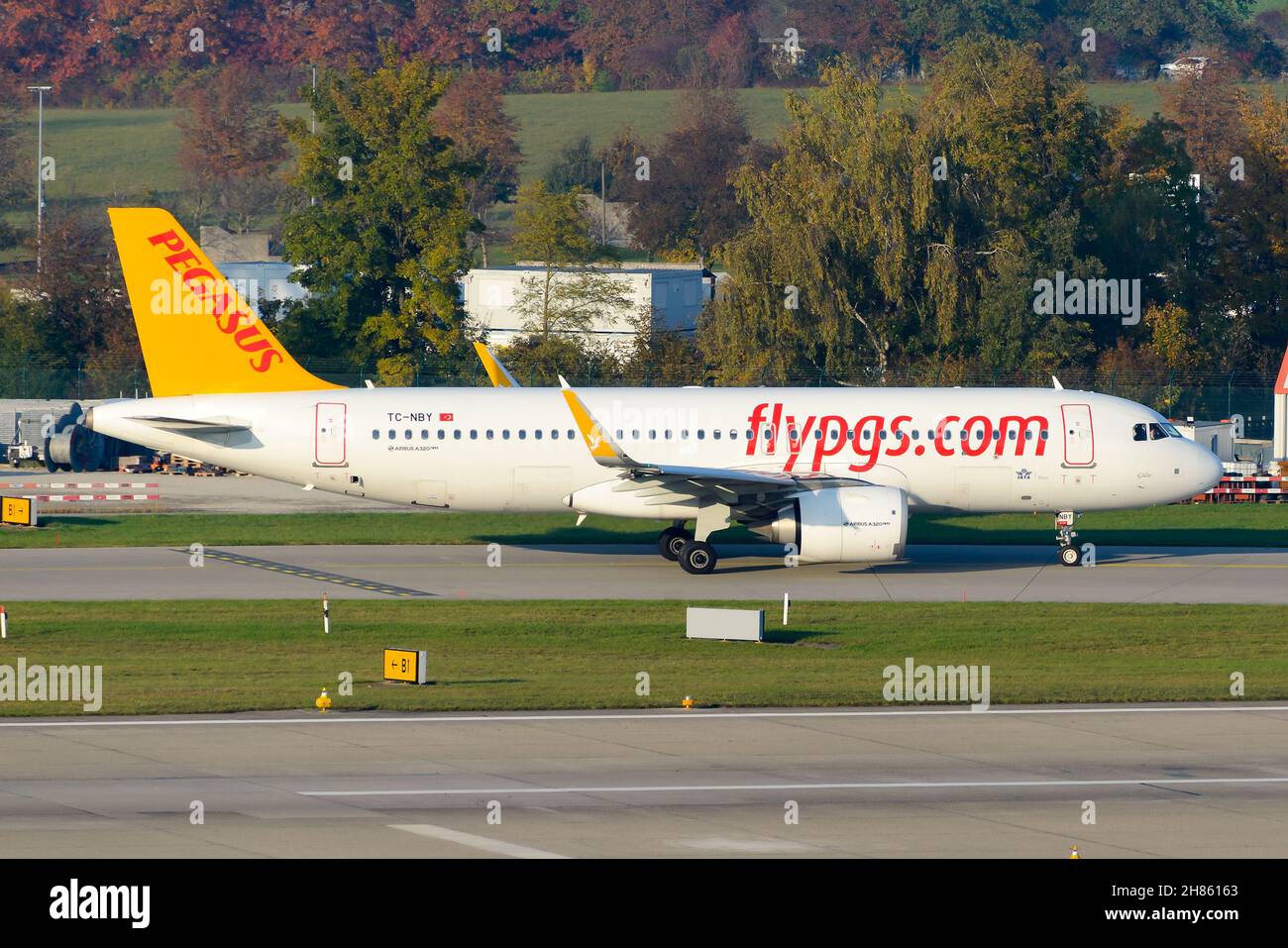 Aereo Pegasus Airlines Airbus A320N che tasserà prima della partenza. Pegasus è una linea aerea a basso costo forma Turchia. Velivolo con il titolo Fly Pegasus. Foto Stock