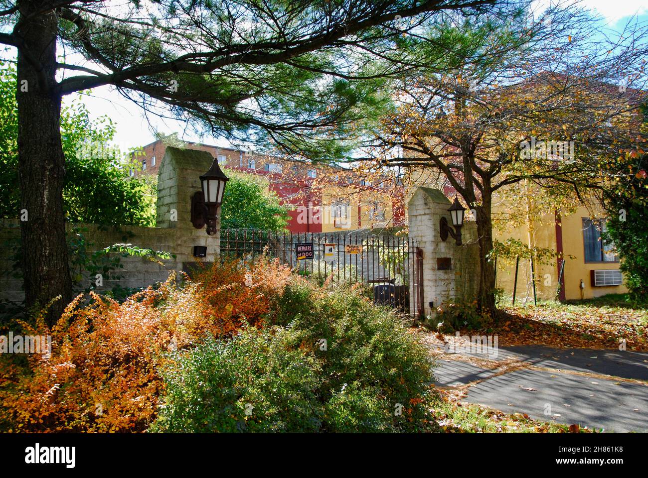 Ingresso alla casa privata e giardino nel quartiere Edgewater di Cleveland Foto Stock