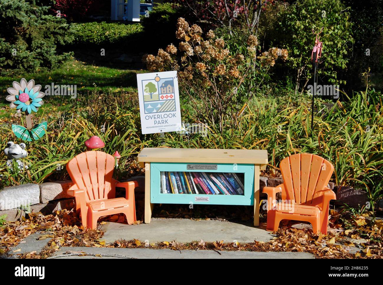 Biblioteca di una piccola strada sul marciapiede di Lake avenue a Lakewood, Ohio Foto Stock