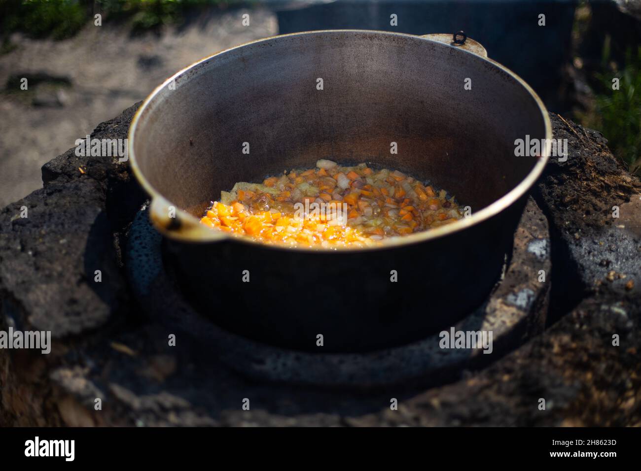 Grande cavoldro con una zuppa soffice sulla strada Foto Stock