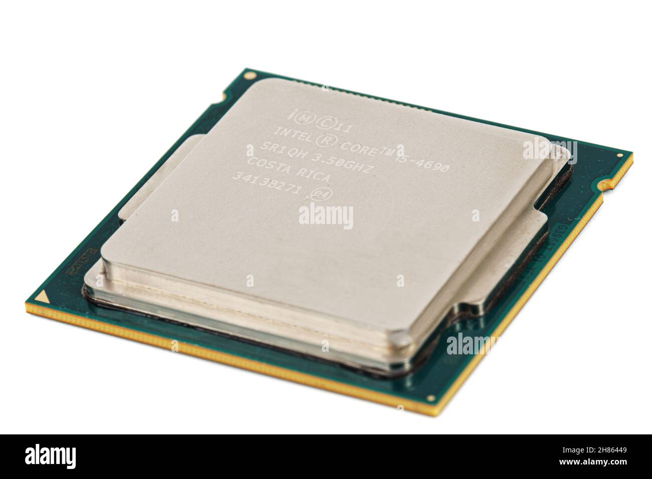 Microchip CPU Intel Core i5-4690 (Central Processing Unit), isolato su sfondo bianco Foto Stock