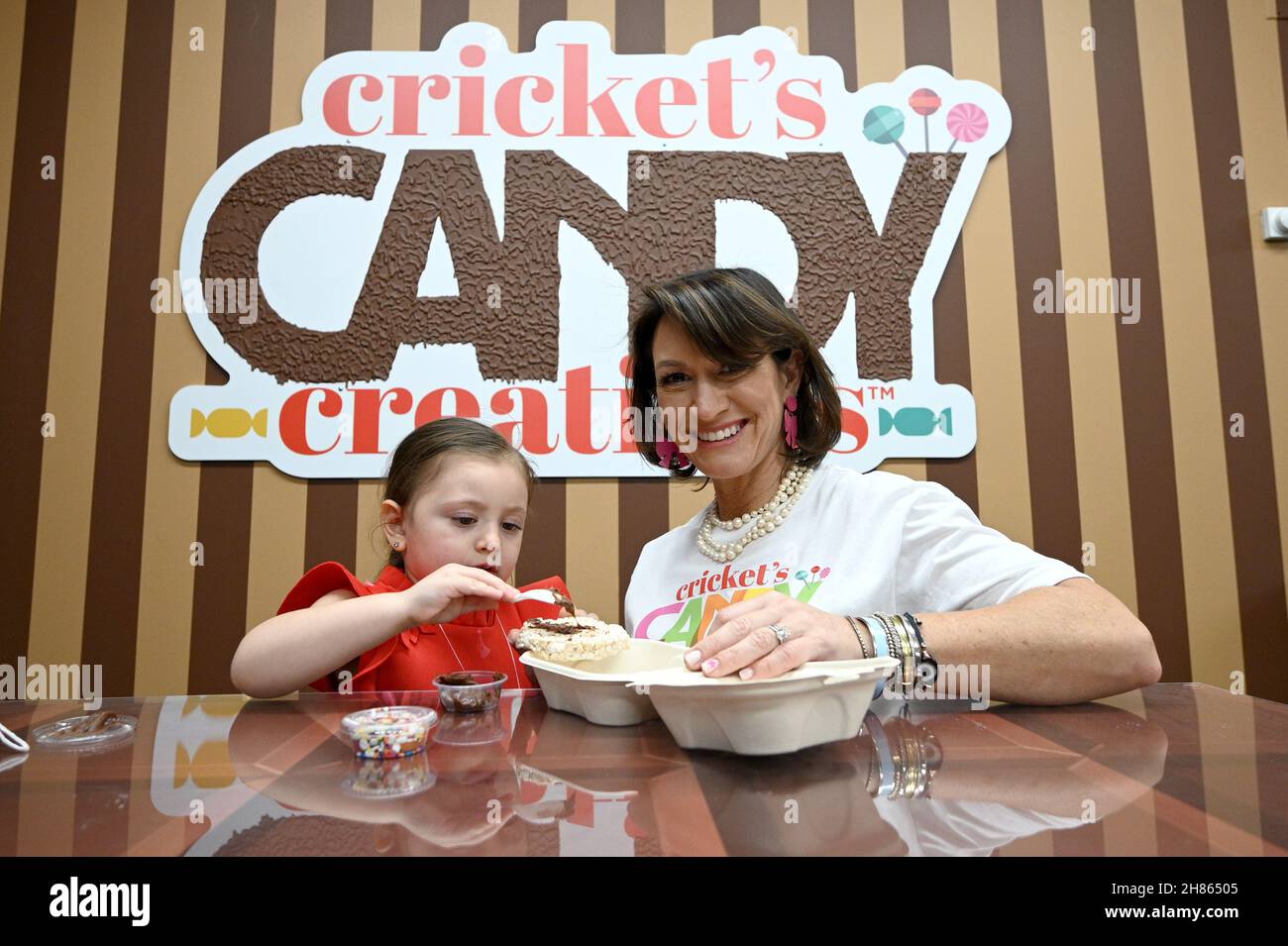 Lo chef Cricket Azima aiuta sua figlia Pepper a creare una pizza al  cioccolato all'interno della camera del cioccolato delle creazioni Candy  Creations di Cricket a New York, NY, 27 novembre 2021.