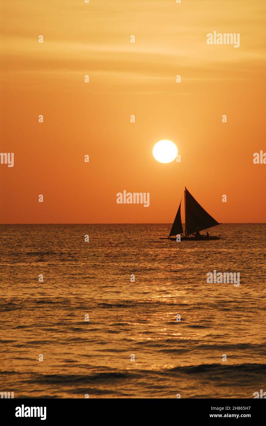 Il tramonto a Boracay offre un tramonto mozzafiato sulla spiaggia di Boracay. Un modo rilassante dopo una giornata trascorsa godendo l'atmosfera tropicale dell'isola. Foto Stock