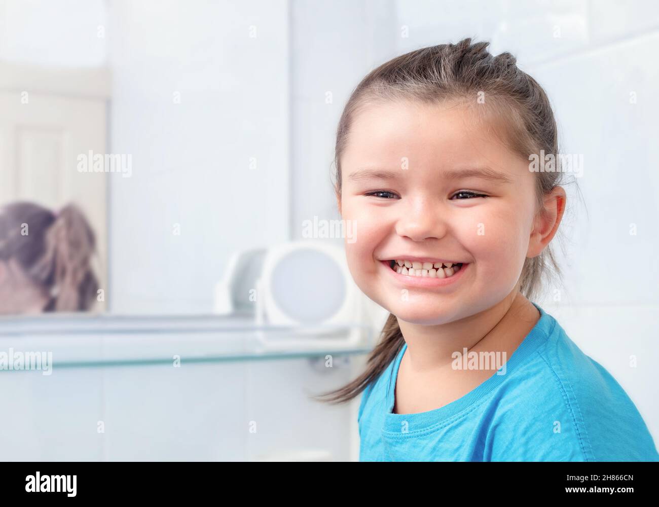 Ritratto di un bambino sorridente felice. Igiene della bocca Foto Stock