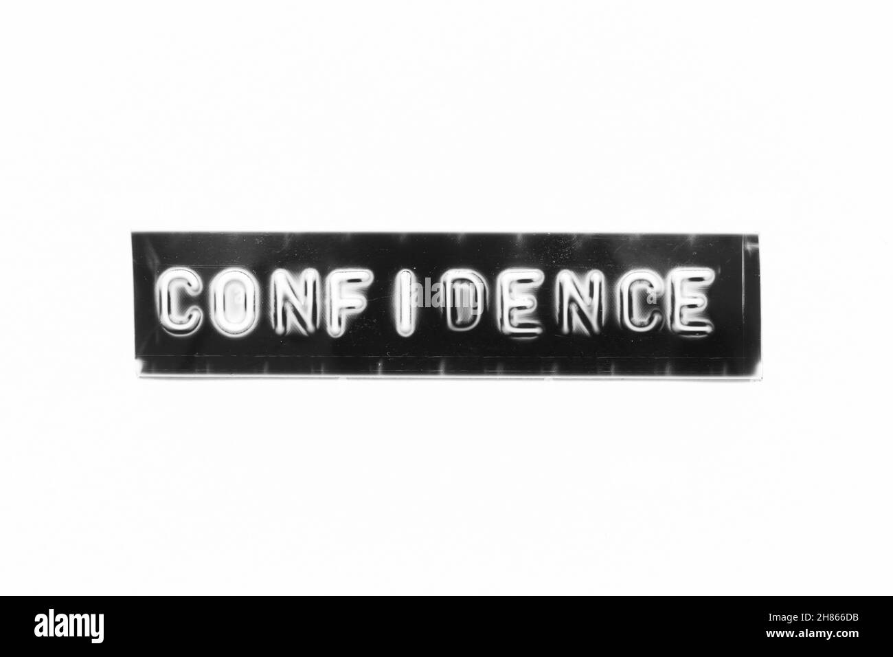 Lettera in rilievo con parola confidenziale in striscione nero su sfondo bianco Foto Stock