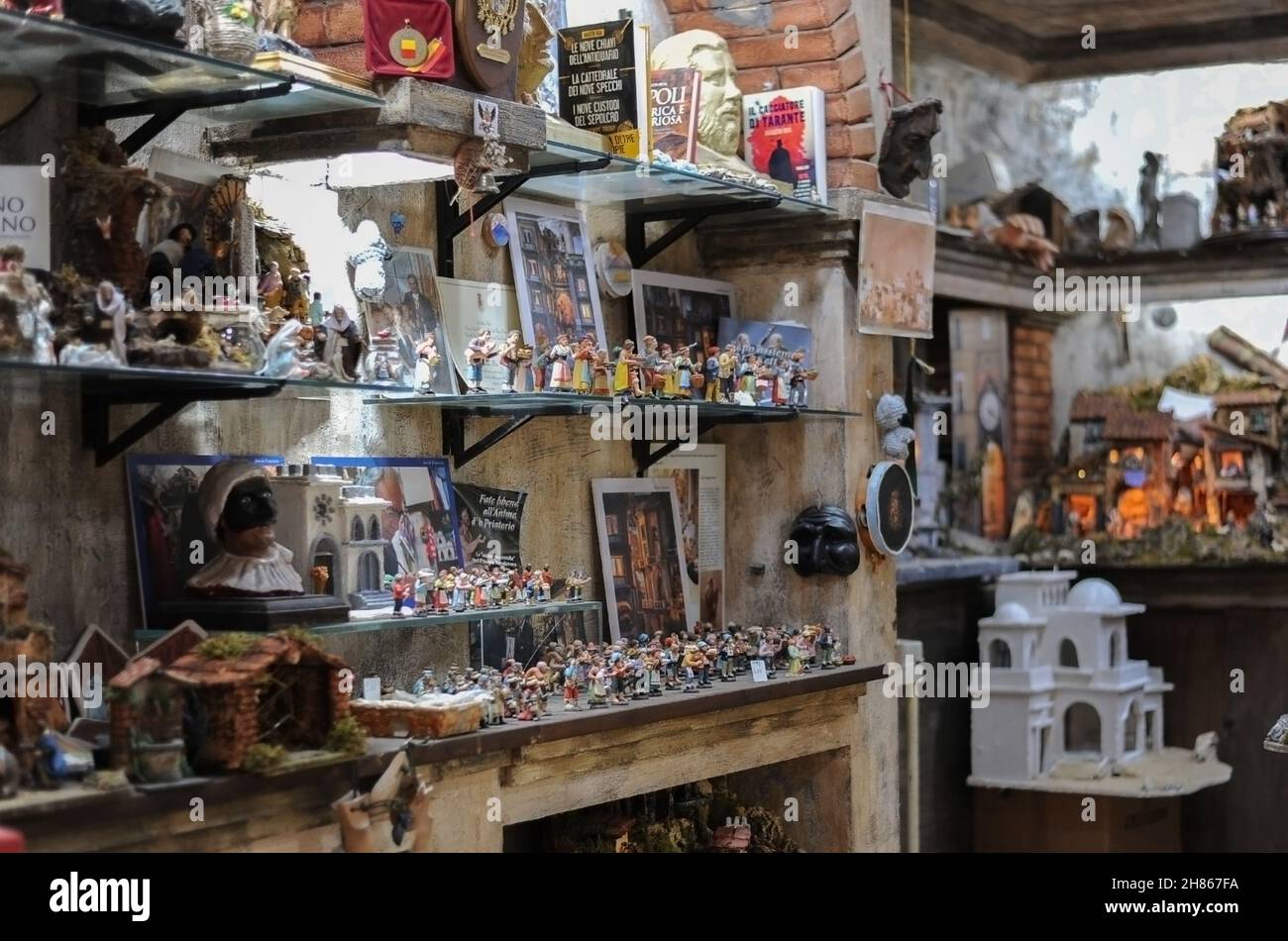 Napoli, Italia. 20 Nov 2021. Intorno in via San Gregorio Armeno, nel cuore del centro storico di Napoli, famosa in tutto il mondo per essere la cavità del presepe. Qui gli artisti presepi, nelle loro botteghe storiche, hanno lavorato a mano la riproduzione del presepio cristiano e tutta una serie di figurine. (Foto di Bruno Fontanarosa/Pacific Press/Sipa USA) Credit: Sipa USA/Alamy Live News Foto Stock