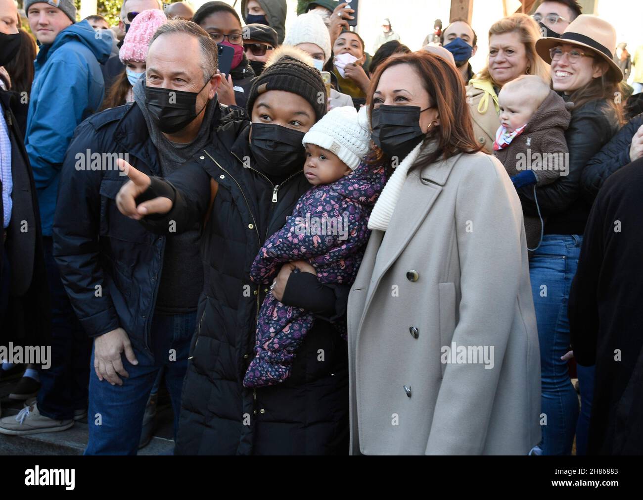 Washington, DC. 27 novembre 2021. Il Vice Presidente degli Stati Uniti Kamala Harris (R) e il secondo gentiluomo Douglas Emhoff (L) hanno la loro foto scattata con gli acquirenti in quanto sostengono le piccole imprese Sabato con una visita al mercato di DCs Downtown Holiday Market, Sabato 27 novembre 2021, a Washington, CC. Credit: Mike Theiler/Pool via CNP/dpa/Alamy Live News Foto Stock