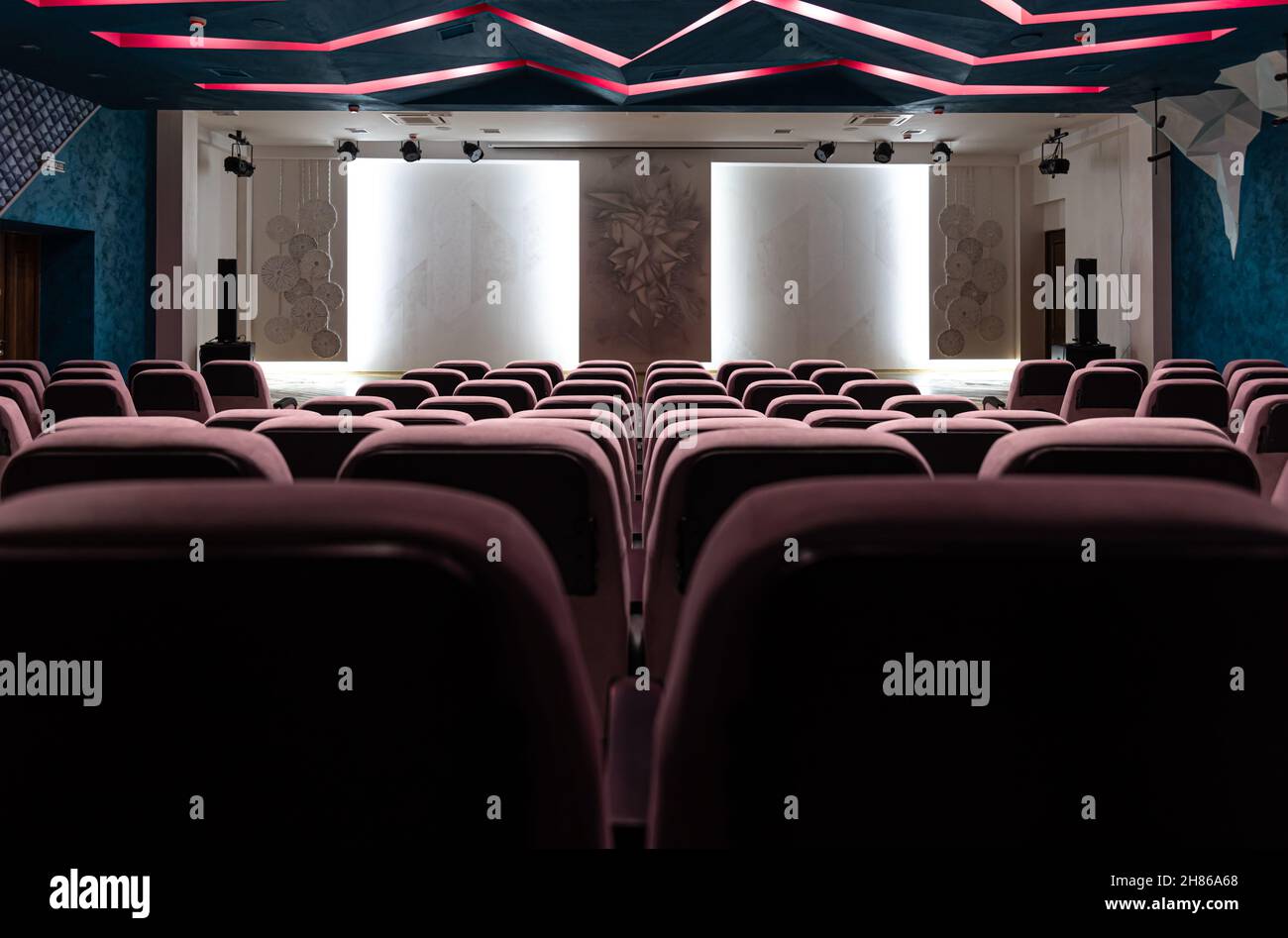 Interno di una sala da concerto vuota con illuminazione colorata. Foto Stock