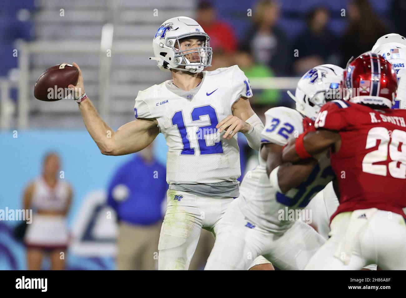 Boca Raton, Florida, Stati Uniti. 27 novembre 2021. Il quarto di Middle Tennessee Blue Raiders Mike DiLiello (12) fa un tentativo di passaggio durante la partita tra i Middle Tennessee Blue Raiders e le Florida Atlantic Owls al FAU Stadium di Boca Raton, Florida. (Foto di Peter Joneleit). Credit: csm/Alamy Live News Foto Stock