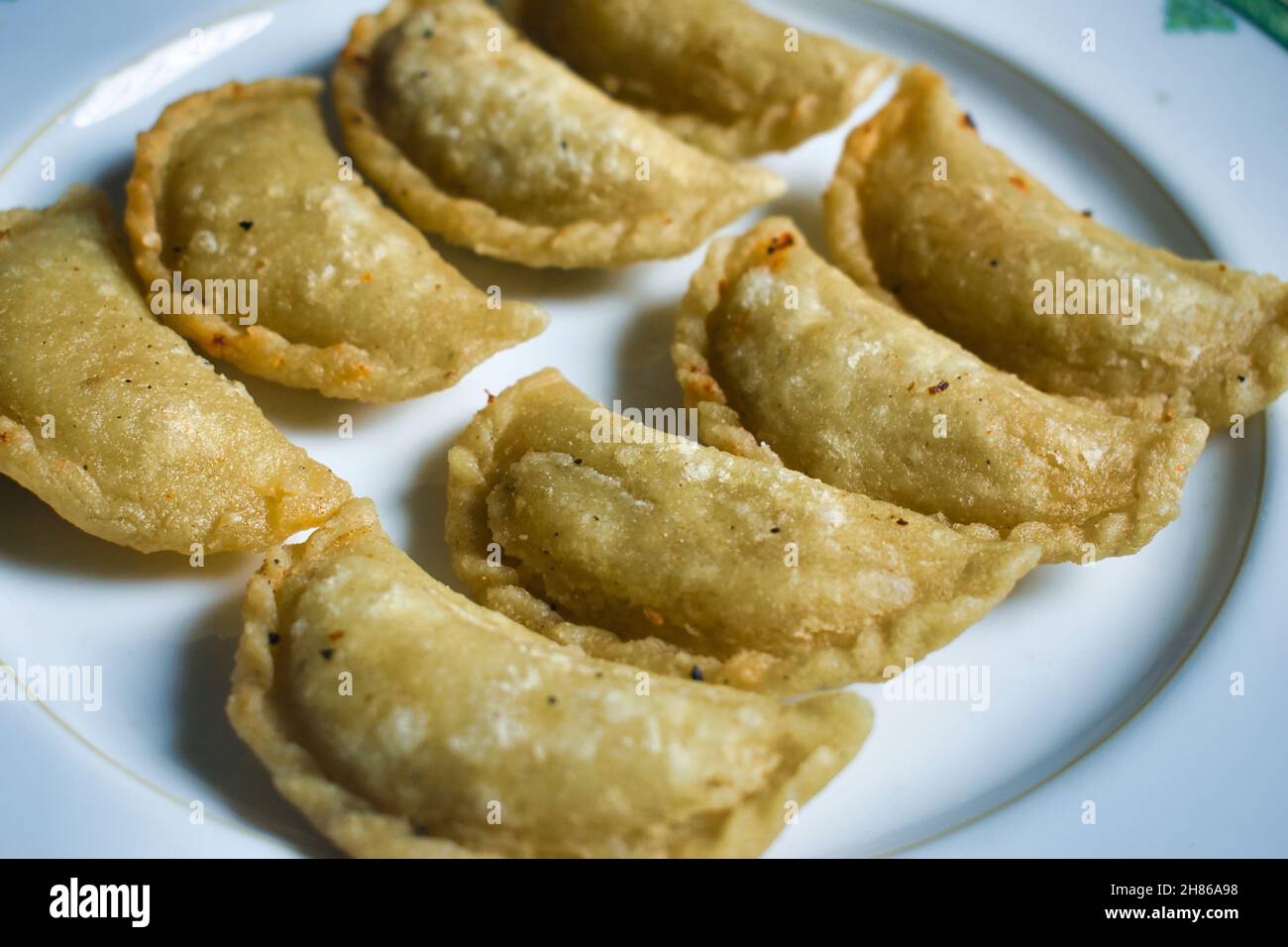 Empanadas di manzo. Cibo tradizionale. Le empanadas sono dolci salati a forma di mezzaluna, fatti di pasta e riempiti con una varietà di ingredienti. Foto Stock