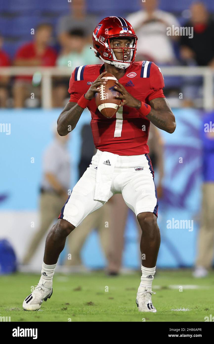 Boca Raton, Florida, Stati Uniti. 27 novembre 2021. Florida Atlantic Owls quarterback N'Kosi Perry (7) cerca un campo di raccolta aperto durante la partita tra i Middle Tennessee Blue Raiders e le Florida Atlantic Owls allo stadio FAU di Boca Raton, Florida. (Foto di Peter Joneleit). Credit: csm/Alamy Live News Foto Stock