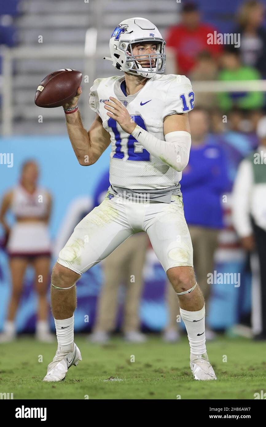 Boca Raton, Florida, Stati Uniti. 27 novembre 2021. Il quarto di Middle Tennessee Blue Raiders Mike DiLiello (12) fa un tentativo di passaggio durante la partita tra i Middle Tennessee Blue Raiders e le Florida Atlantic Owls al FAU Stadium di Boca Raton, Florida. (Foto di Peter Joneleit). Credit: csm/Alamy Live News Foto Stock