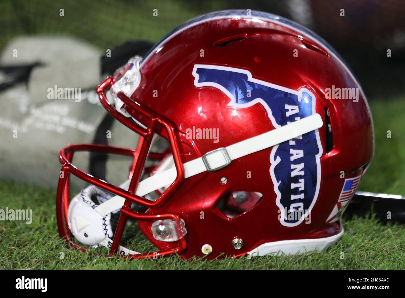 Boca Raton, Florida, Stati Uniti. 27 novembre 2021. Il casco Florida Atlantic Owls durante la partita tra i Middle Tennessee Blue Raiders e i Florida Atlantic Owls al FAU Stadium di Boca Raton, Florida. (Foto di Peter Joneleit). Credit: csm/Alamy Live News Foto Stock