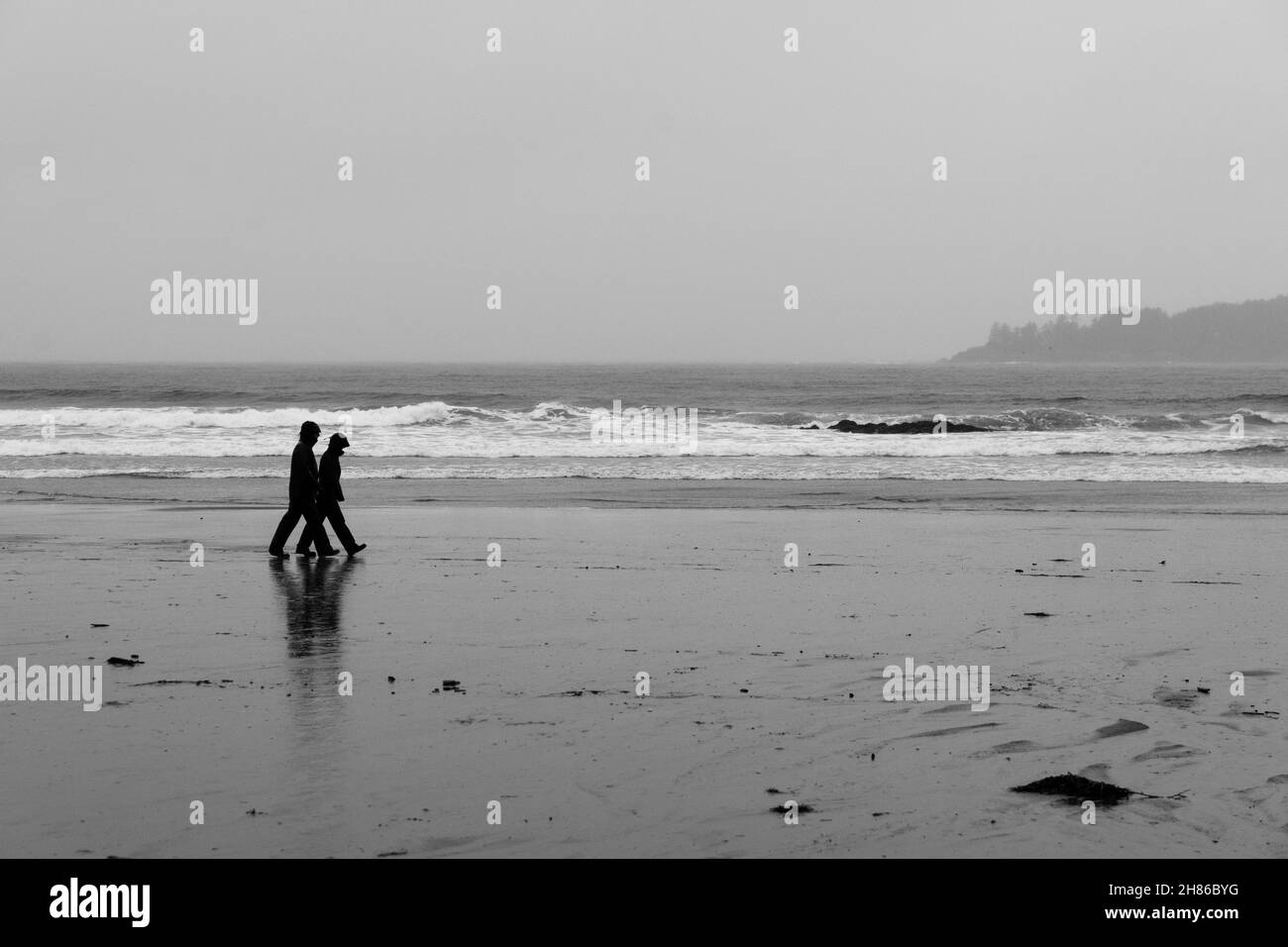 camminando lungo una spiaggia tempestosa Foto Stock