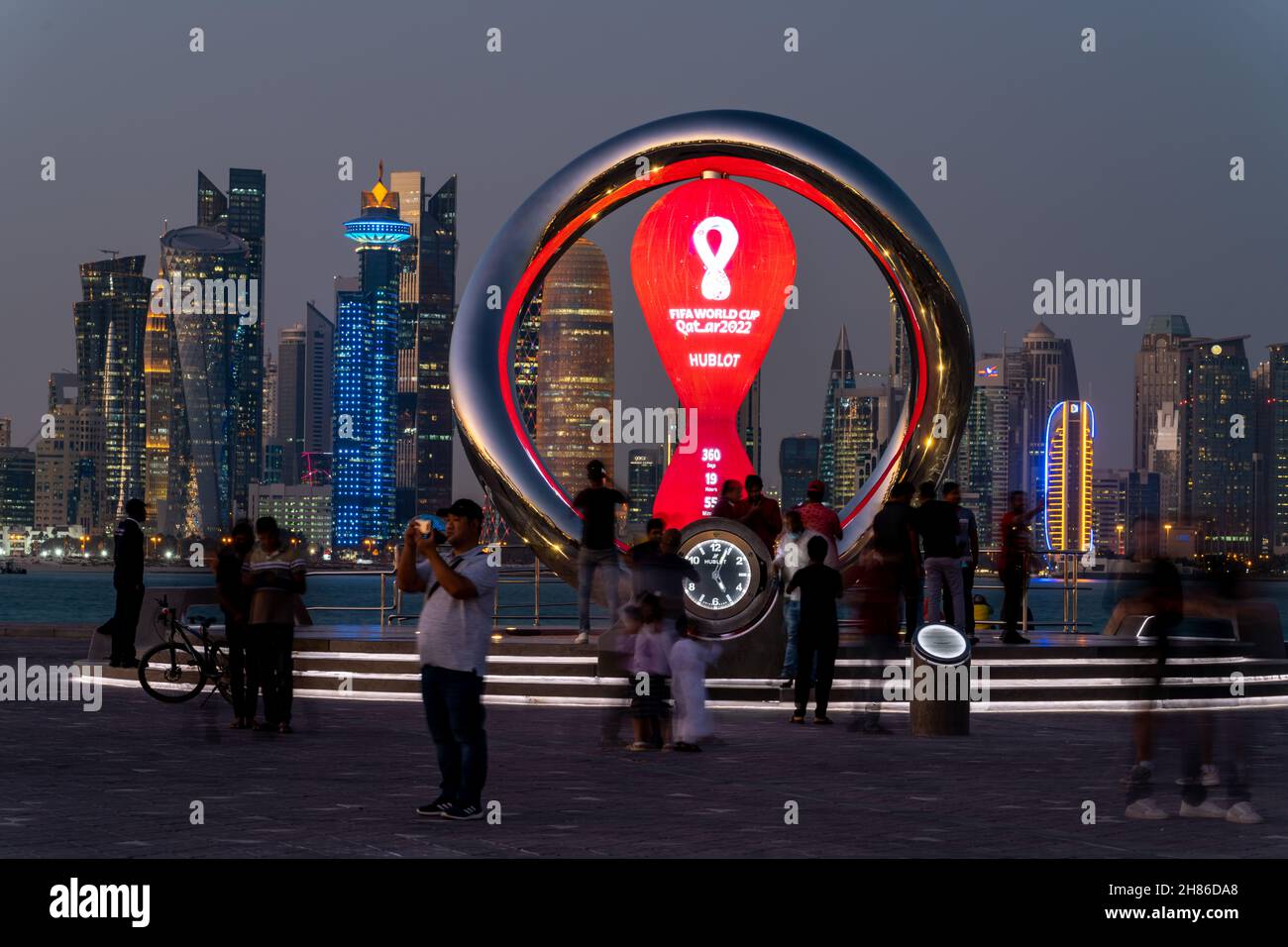 Orologio del conto alla rovescia per la Coppa del mondo FIFA 2022 sulla Corniche di Doha, 25 novembre 2022, Doha, Qatar. Foto Stock
