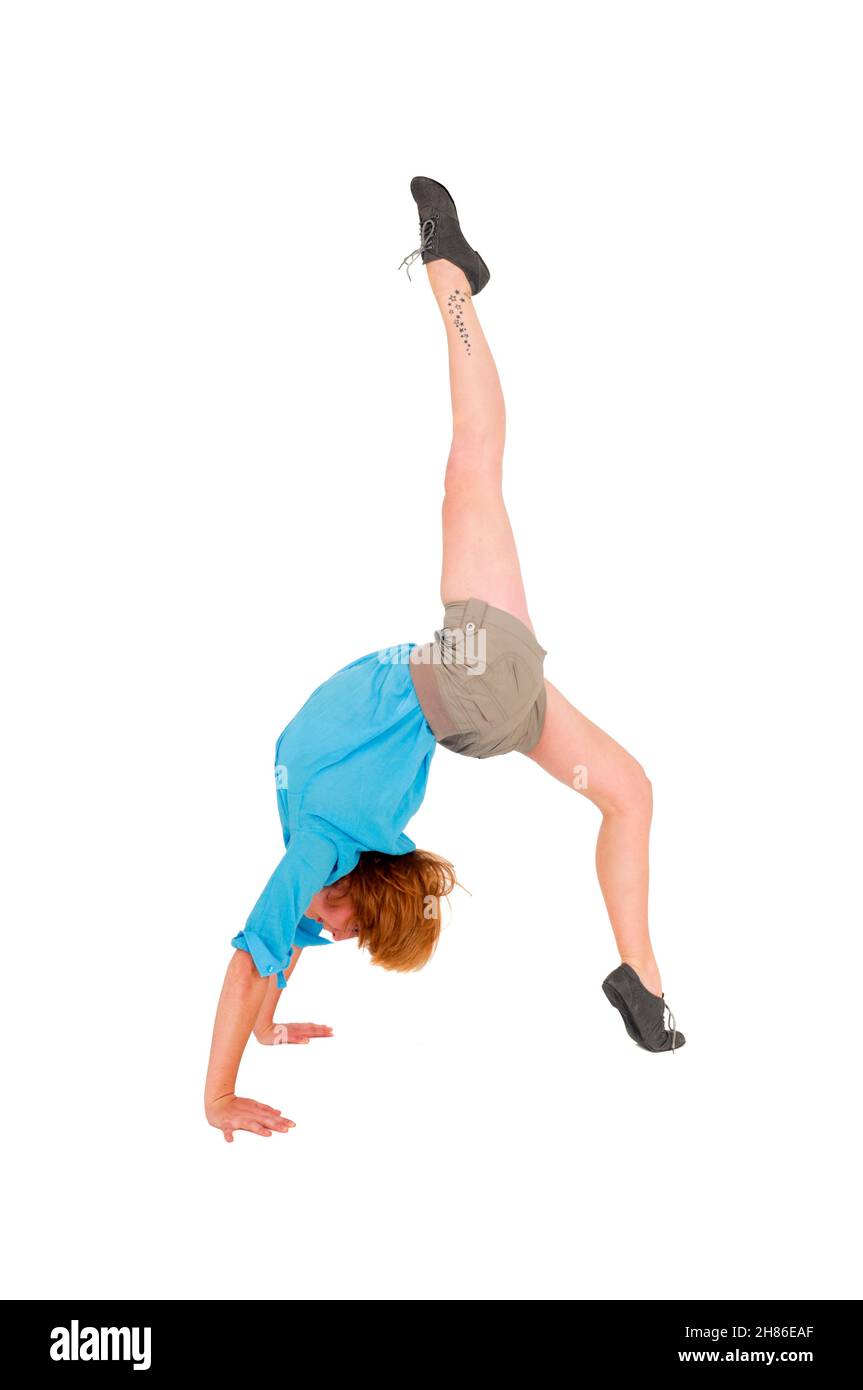 Flessibile Acrobat femmina si piega all'indietro su sfondo bianco Foto Stock