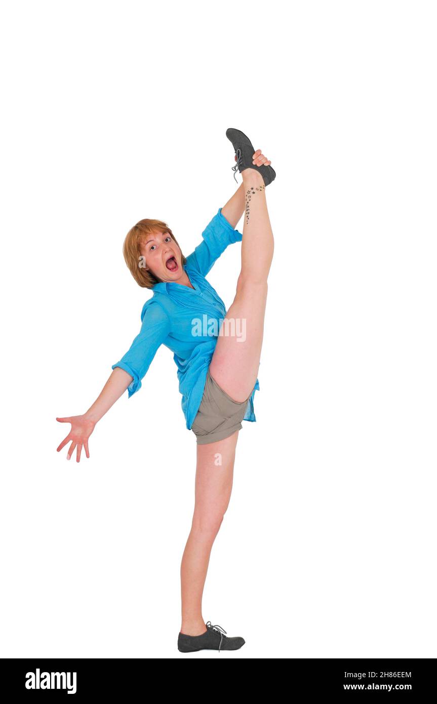 Bilance flessibili acrobat femmina su una gamba su sfondo bianco Foto Stock
