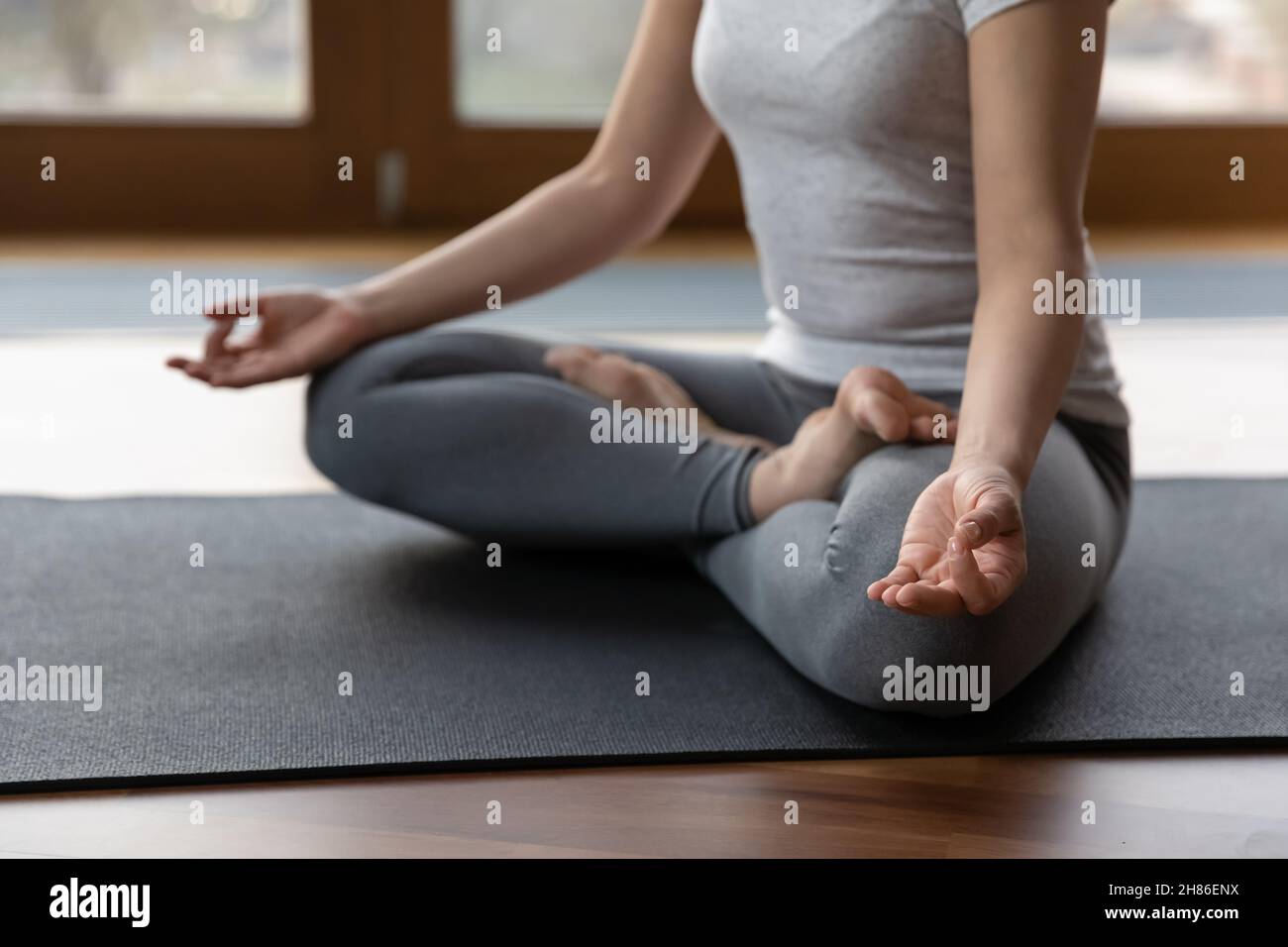 Primo piano giovane donna indiana meditating indoor. Foto Stock
