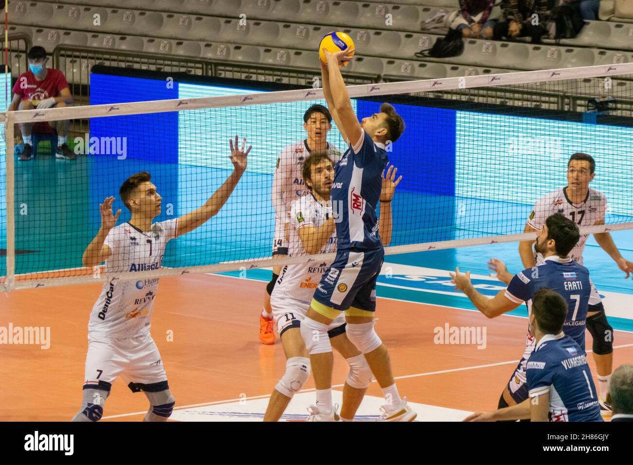 Ravenna, Italia. 27 novembre 2021. Mateusz Biernat (Ravenna) ambientato durante Consar Ravenna vs Allianz Milano, Campionato Italiano Pallavolo Serie A Men Superleague a Ravenna, Italia, Novembre 27 2021 Credit: Agenzia indipendente di Foto/Alamy Live News Foto Stock