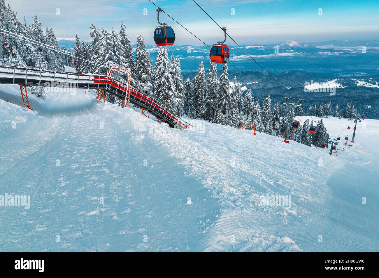 Cabinovie veloci sulle piste da sci, stazione sciistica di Poiana Brasov, Carpazi, Romania, Europa Foto Stock