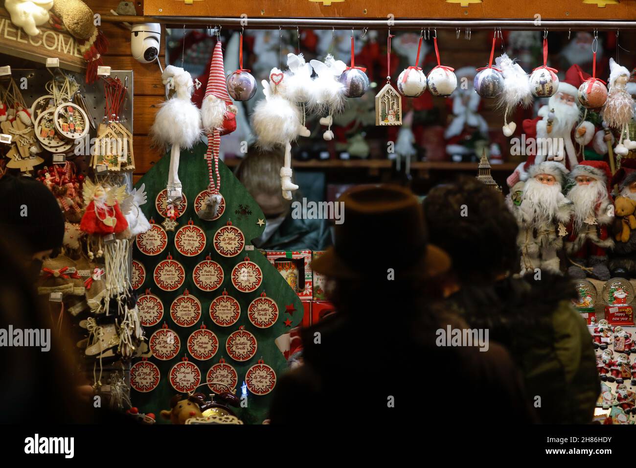 Bucarest, Romania - 26 Novembre, 2021: Dettagli con varie decorazioni natalizie in una Fiera di Natale. Foto Stock