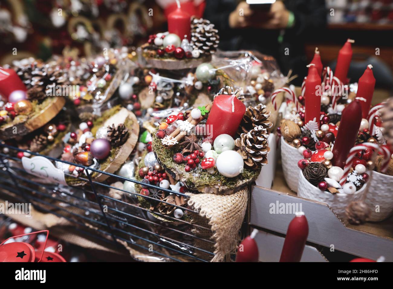 Bucarest, Romania - 26 Novembre, 2021: Dettagli con varie decorazioni natalizie in una Fiera di Natale. Foto Stock