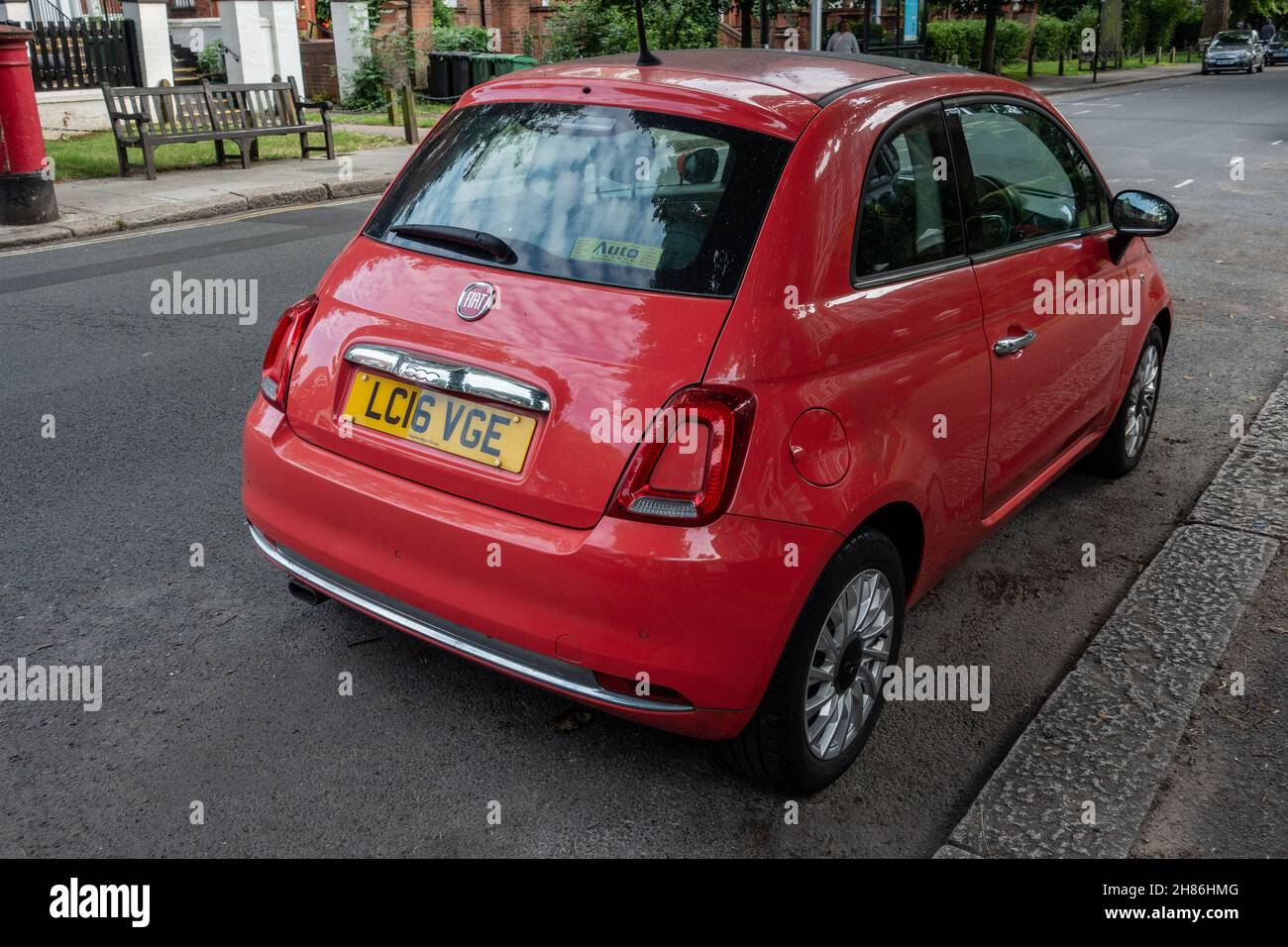 2016 Rosa benzina Fiat 500 Foto Stock