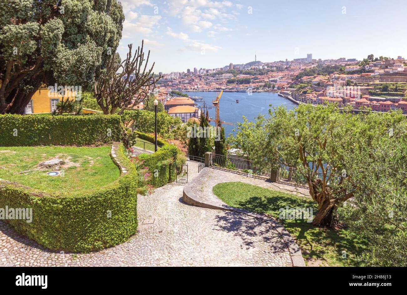 Vista sul fiume Douro e vicoli a piedi del parco dal Cristal Palace Gardens o Jardins do Palaio de Cristal. Porto, Portogallo. Foto Stock