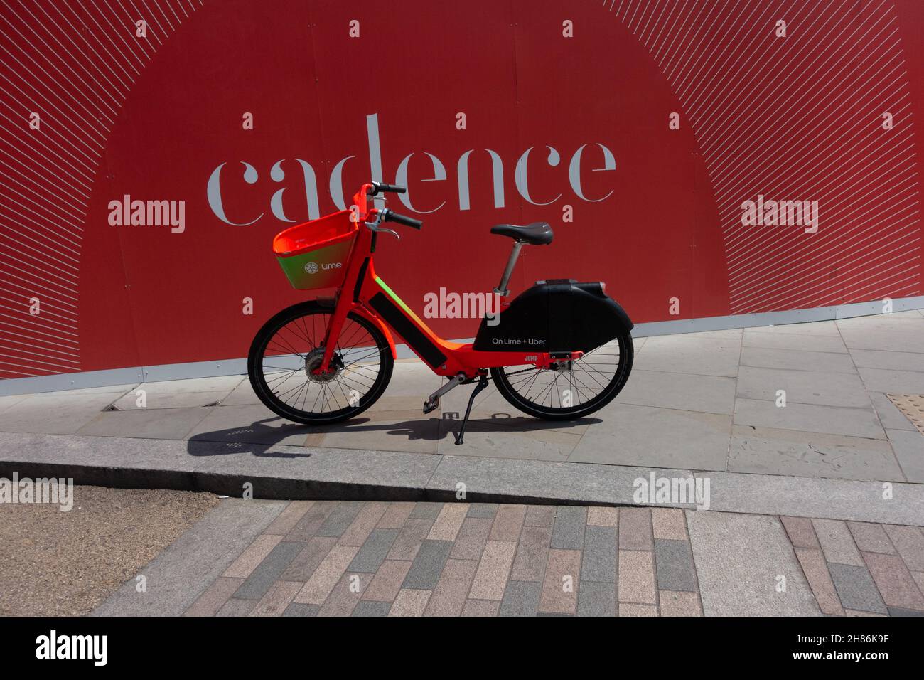 Noleggio bici elettrica da on Lime, Uber Jump Bike a Kings Cross, Londra Foto Stock