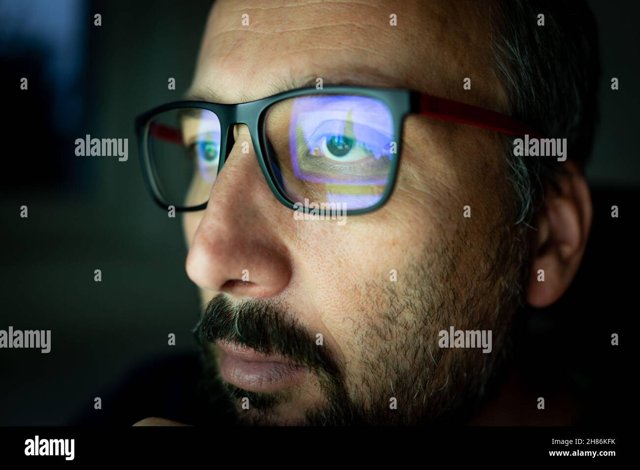 Crypto trader investitore analista guardando lo schermo del computer analisi dei dati del grafico finanziario su pc monitor, pensando al mercato delle borse online Foto Stock