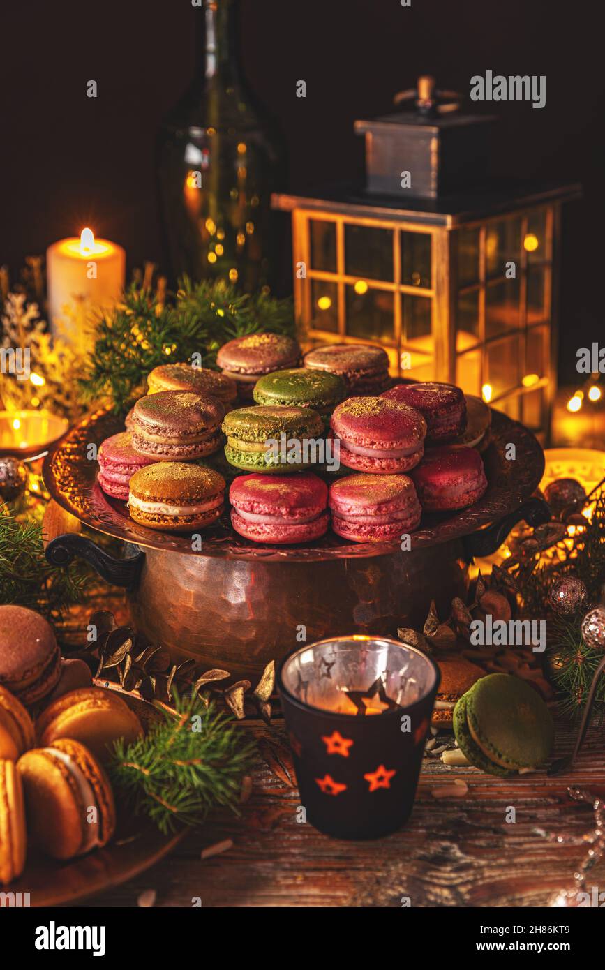 Dessert di macaron francesi in colori pastello su sfondo natalizio festivo Foto Stock