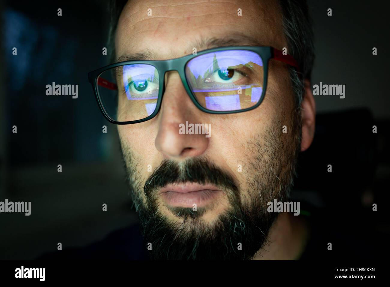 Crypto trader investitore analista guardando lo schermo del computer analisi dei dati del grafico finanziario su pc monitor, pensando al mercato delle borse online Foto Stock