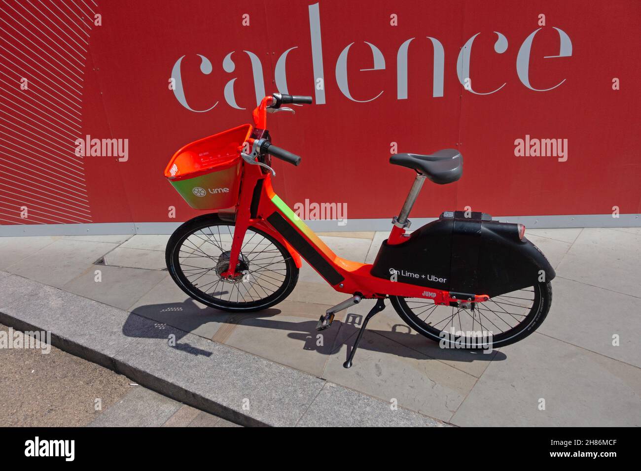 Noleggio bici elettrica da on Lime, Uber Jump Bike a Kings Cross, Londra Foto Stock